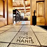Dvur Hanis - Adults Only - Deti Od 12 Let *