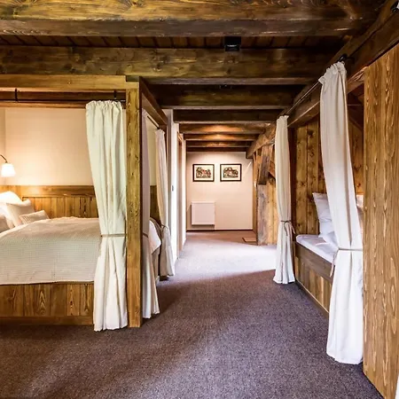 Dvůr Haniš Hotell