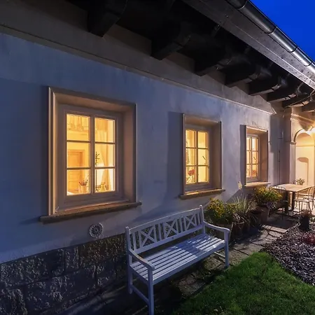Dvůr Haniš Hotell *