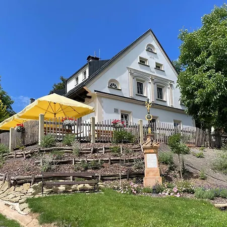 Dvůr Haniš - Adults Only - Děti Od 12 Let *