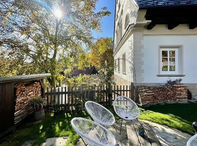 Dvur Hanis - Adults Only - Deti Od 12 Let Marsov nad Metuji